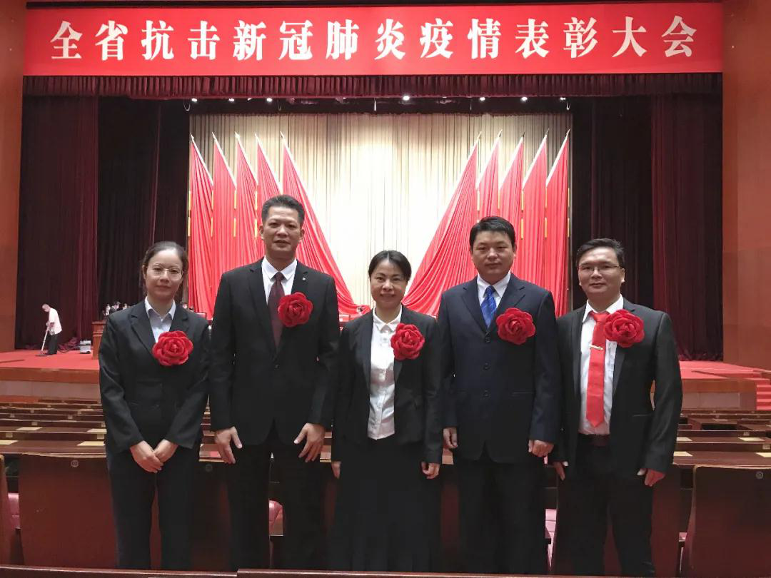 2020-55-4（10月21日下午，广东召开全省抗击新冠肺炎疫情表彰大会，清远市清新区疾病预防控制中心副主任罗卫强（右一）在大会上被授予“广东省抗击新冠肺炎疫情先进个人”称号）.png
