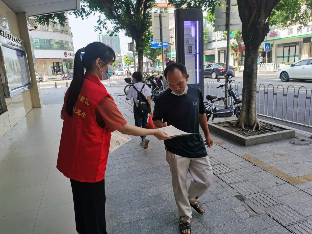 区人社局开展就业创业政策宣传进社区志愿活动2.png