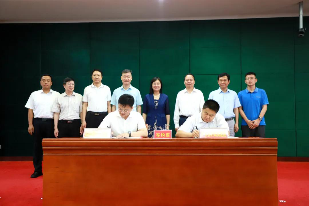2020-28-1（广东省妇幼保健院党委书记、院长黄汉林（右）与清远市清新区人民政府区委常委、常务副区长潘海涛（左）签订共建广东省妇幼保健院清远分院暨清新区妇幼保健院、区中医院托管协议）.png