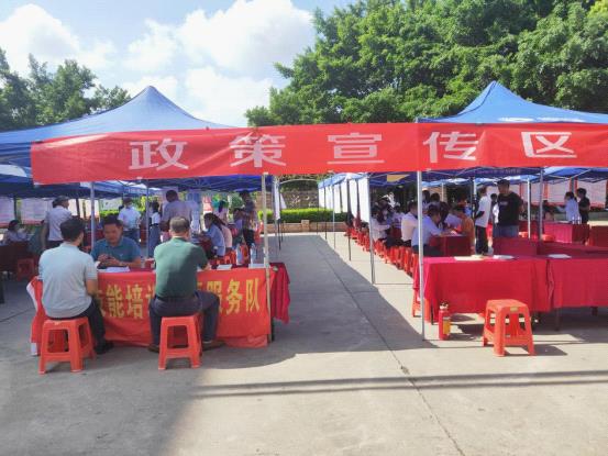 举办2020年清远市清新区高校毕业生暨精准扶贫招聘会2.jpg