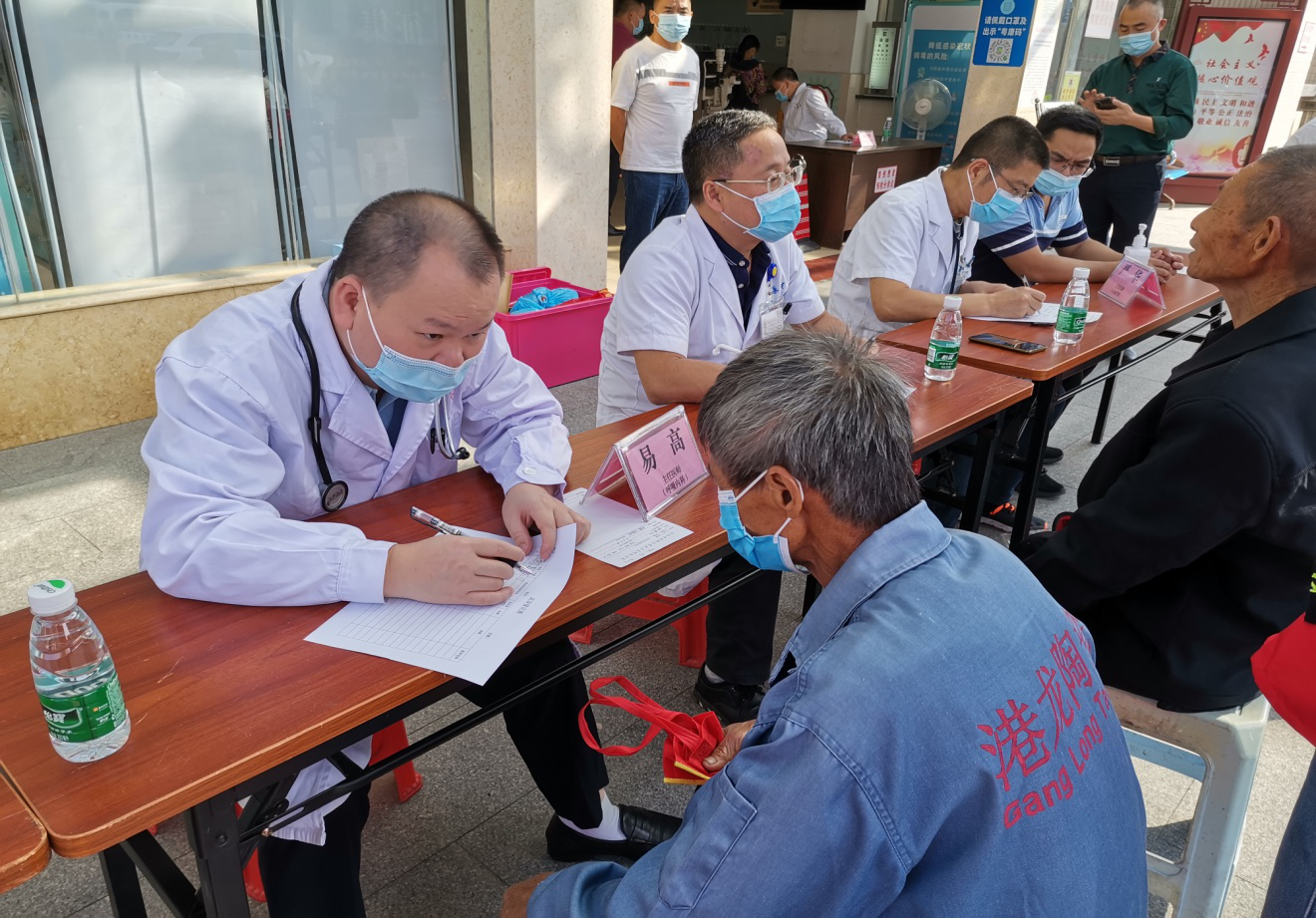 2020-52-3（10月10日，民盟广州市委联合广州医科大学附属第五医院到禾云镇卫生院进行对口帮扶义诊，图为义诊现场，拍摄者：陈水葵）.png