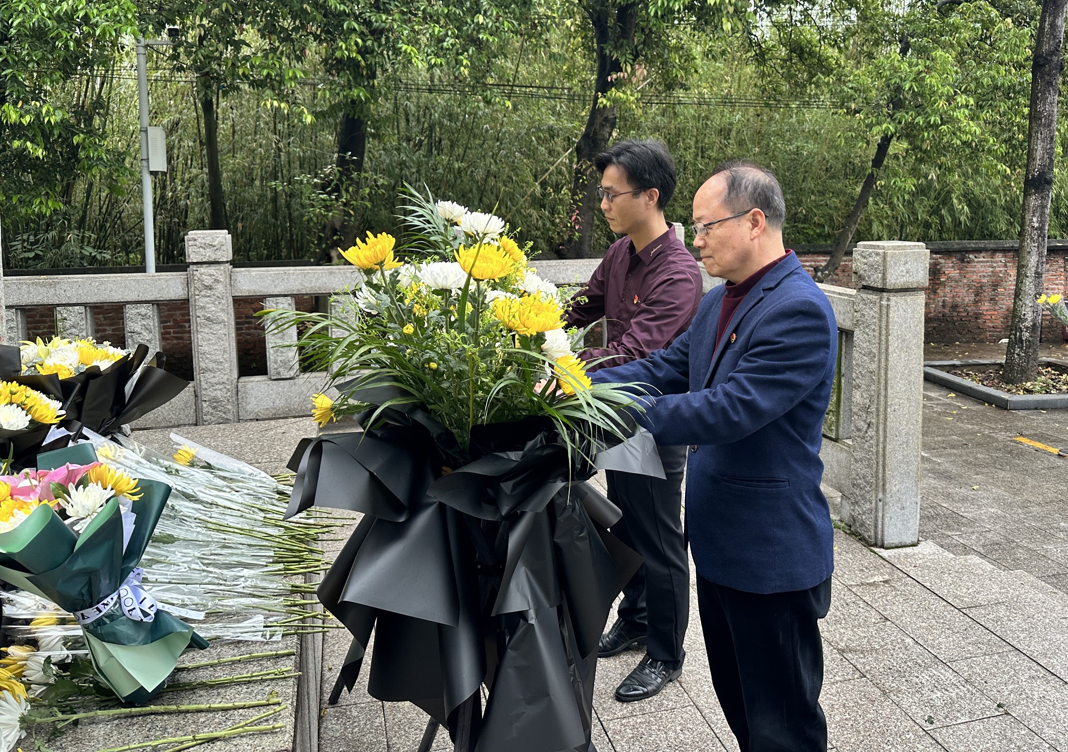 水利局和信源公司的党员干部敬献花篮.jpg