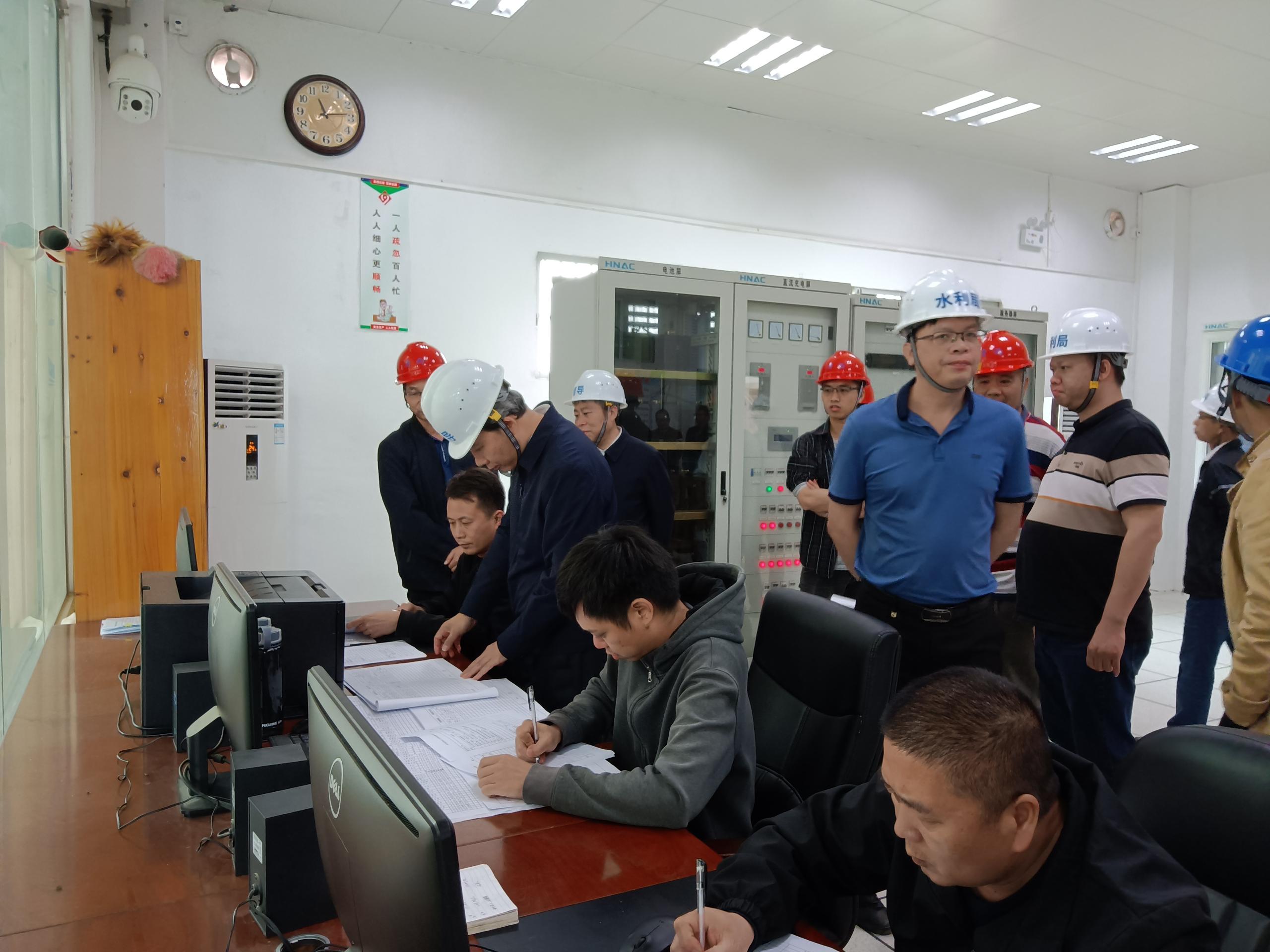 欧建宽在查阅茅舍岭泵站运行管理记录(1).jpg