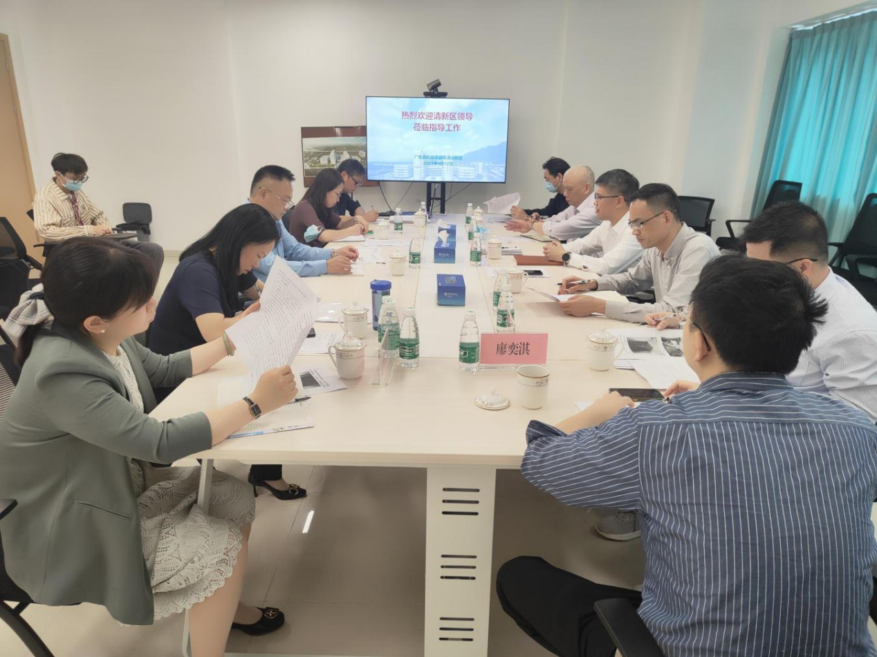 2323-14-2（4月12日，清新区副区长房春华带队到省妇幼清远院区实地调研。图为清远院区执行院长胡克在座谈会上作工作汇报。拍摄者：朱国珍）.png
