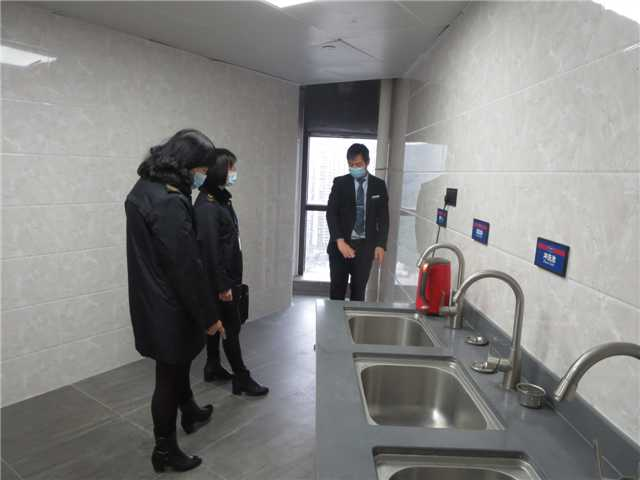 2023-13-1（清新区卫生健康局到清新区森瑞企业管理有限公司进行住宿业日常监督检查，图为执法人员检查该企业的洗消间。拍摄者：陈俏莉）.png