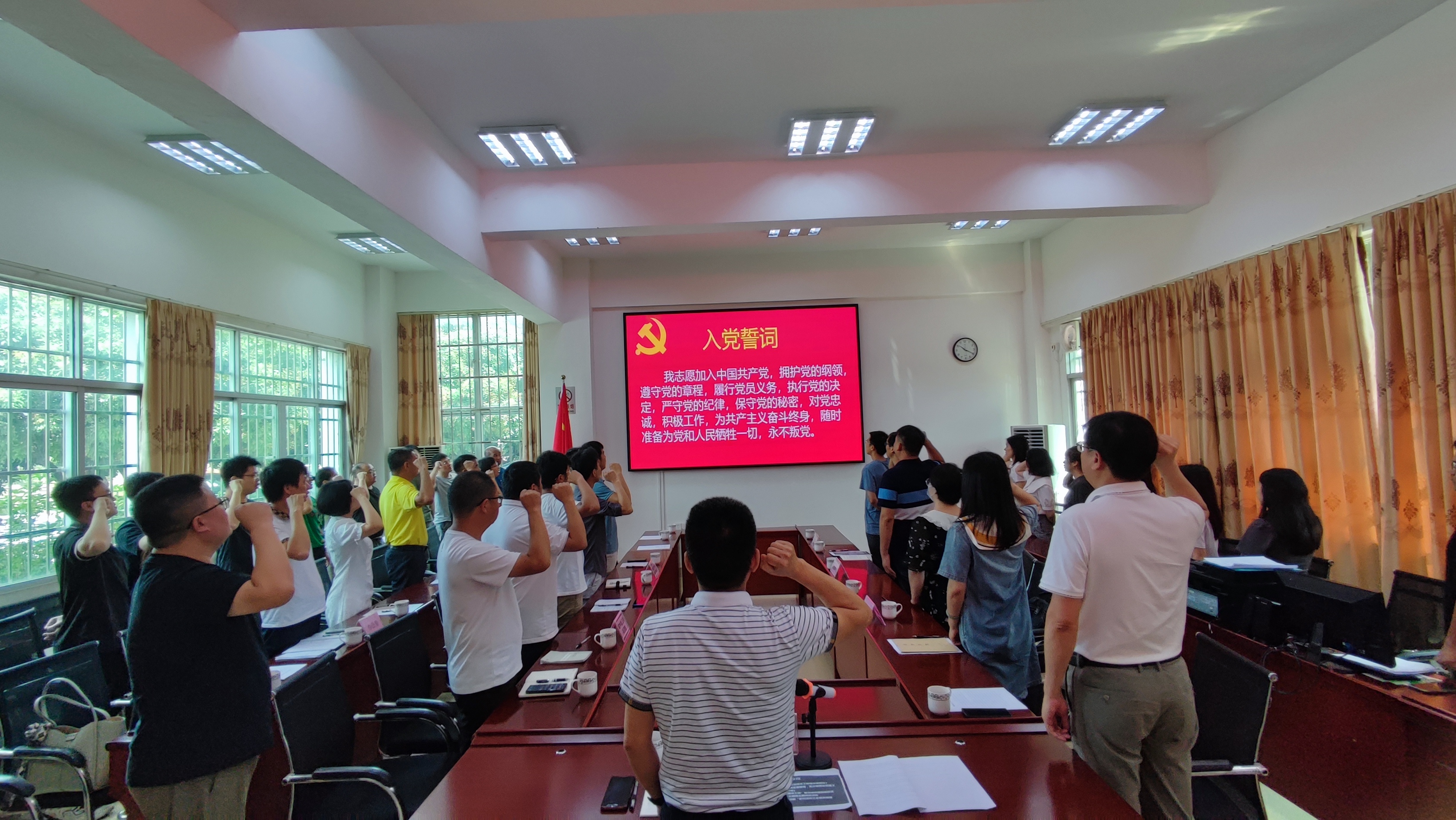 参建各方党员重温入党誓词.jpg