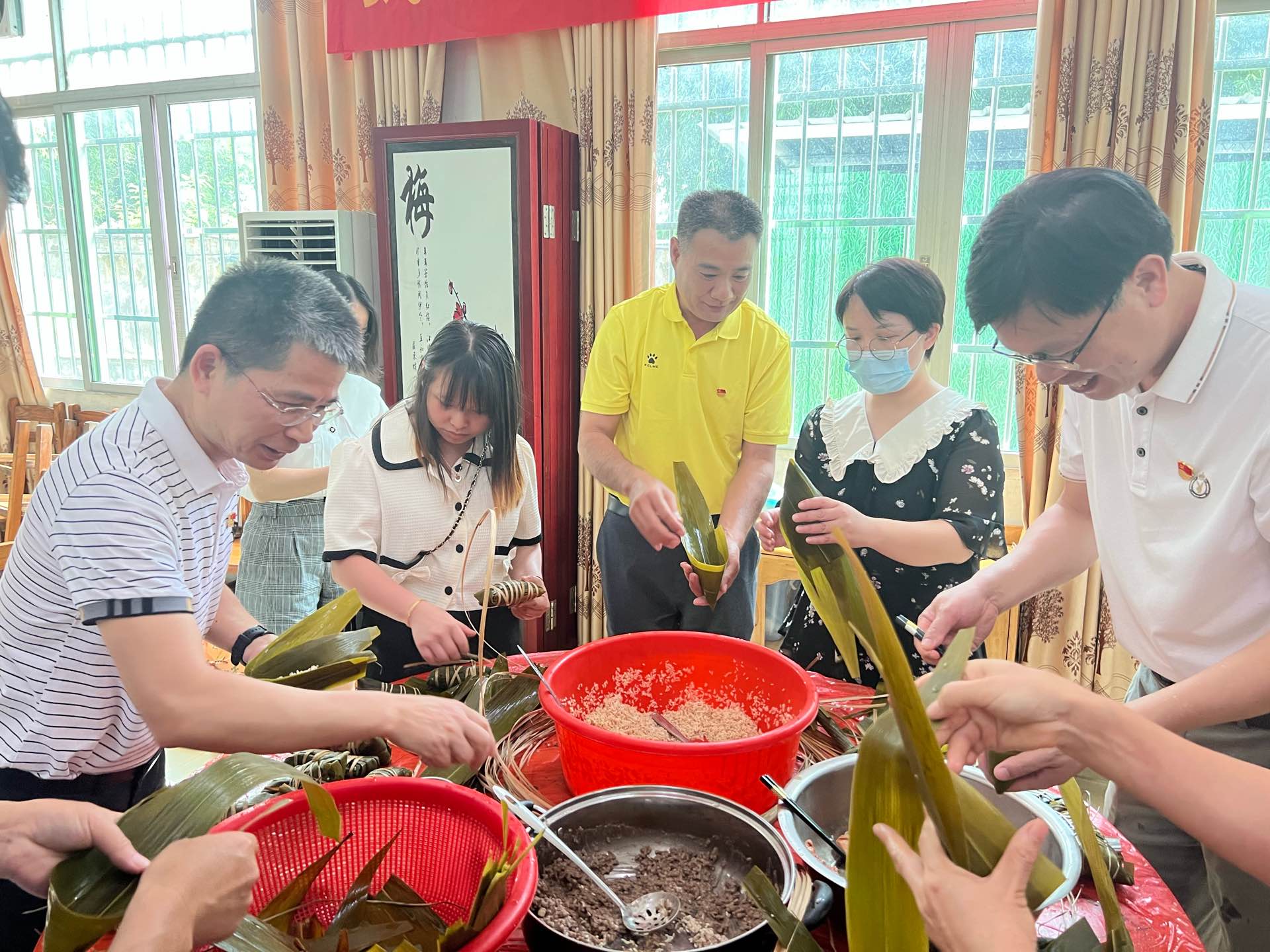 包粽子活动现场 .jpg