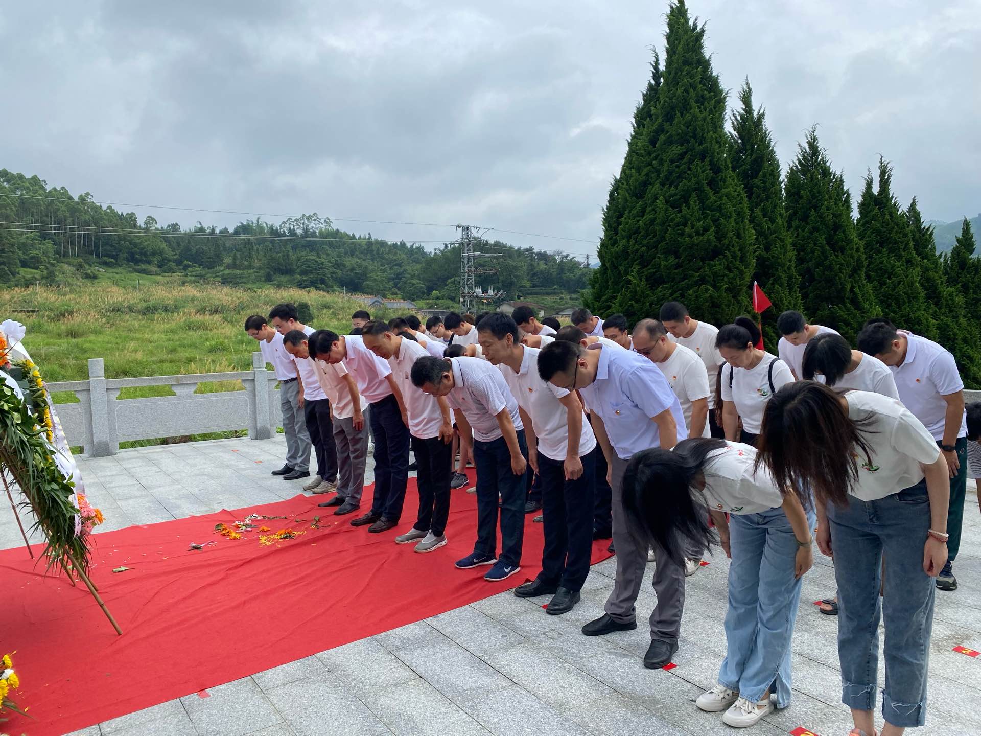 纪念碑鞠躬.jpg