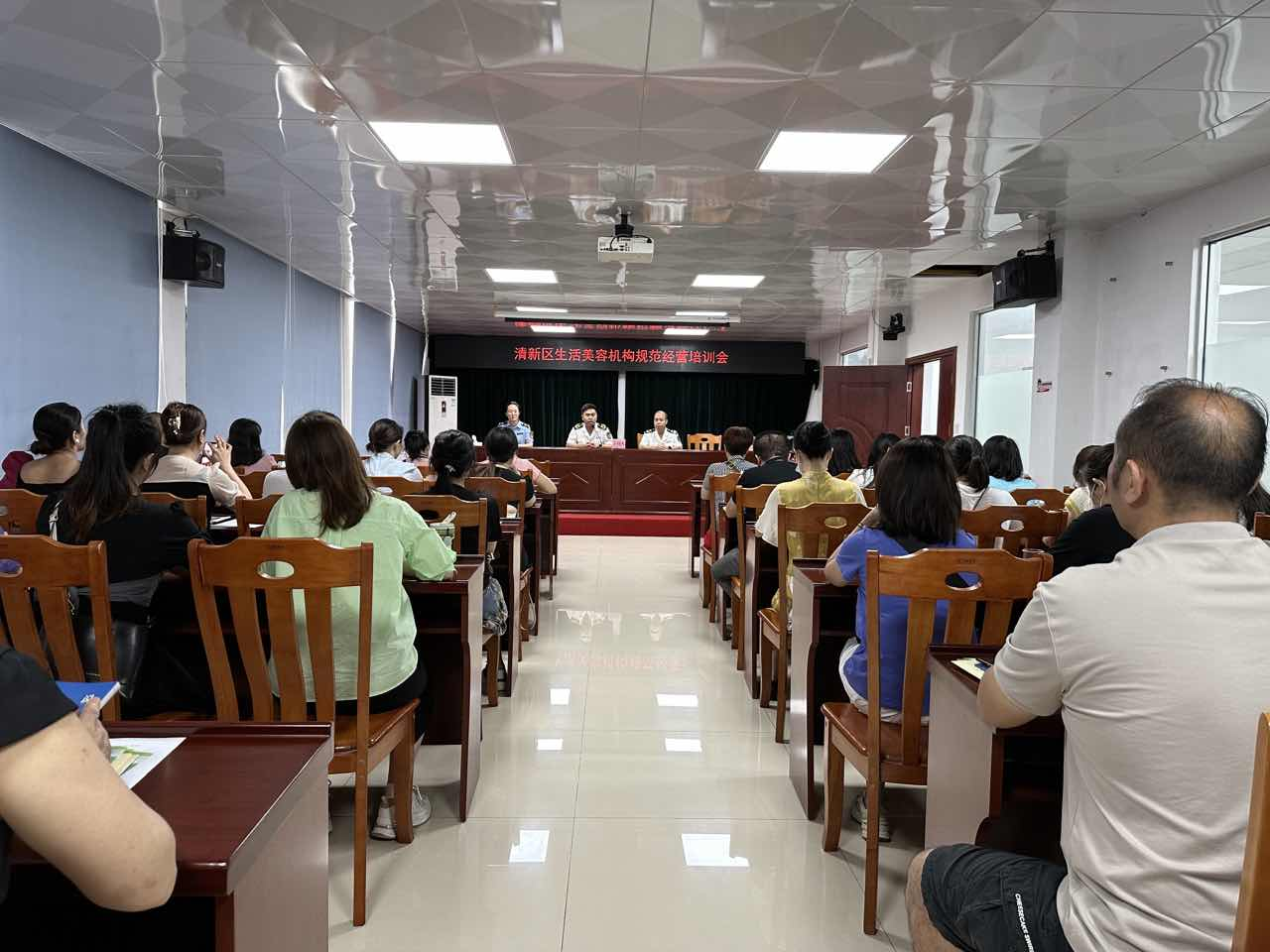 清新区卫生健康局（2023-26-1）（2023年8月9日，清新区卫生健康局联合区市场监督管理局召开生活美容机构规范经营培训会。拍摄者：陈俏莉）.png