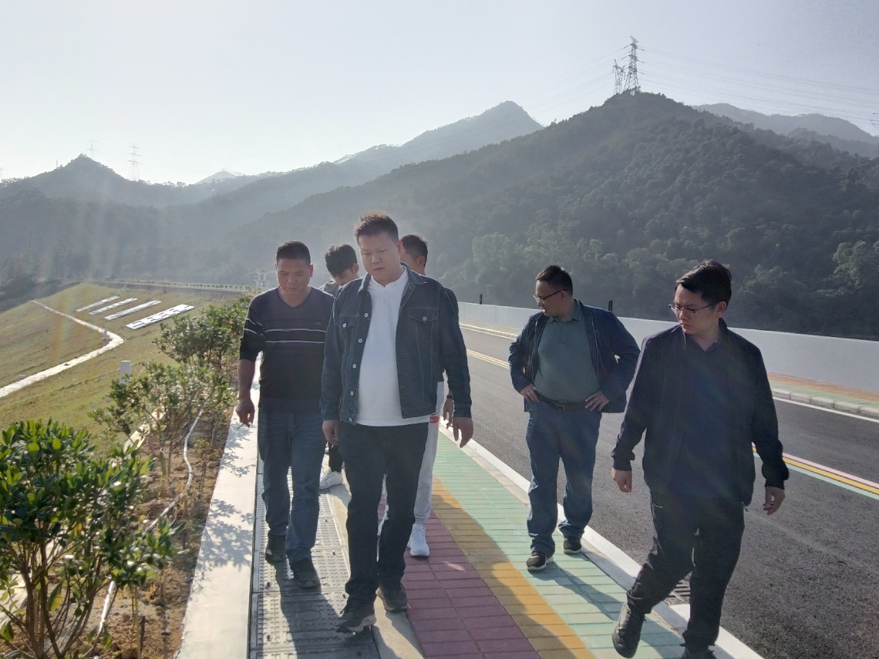 图为参会单位到大秦水库实地检查.jpg