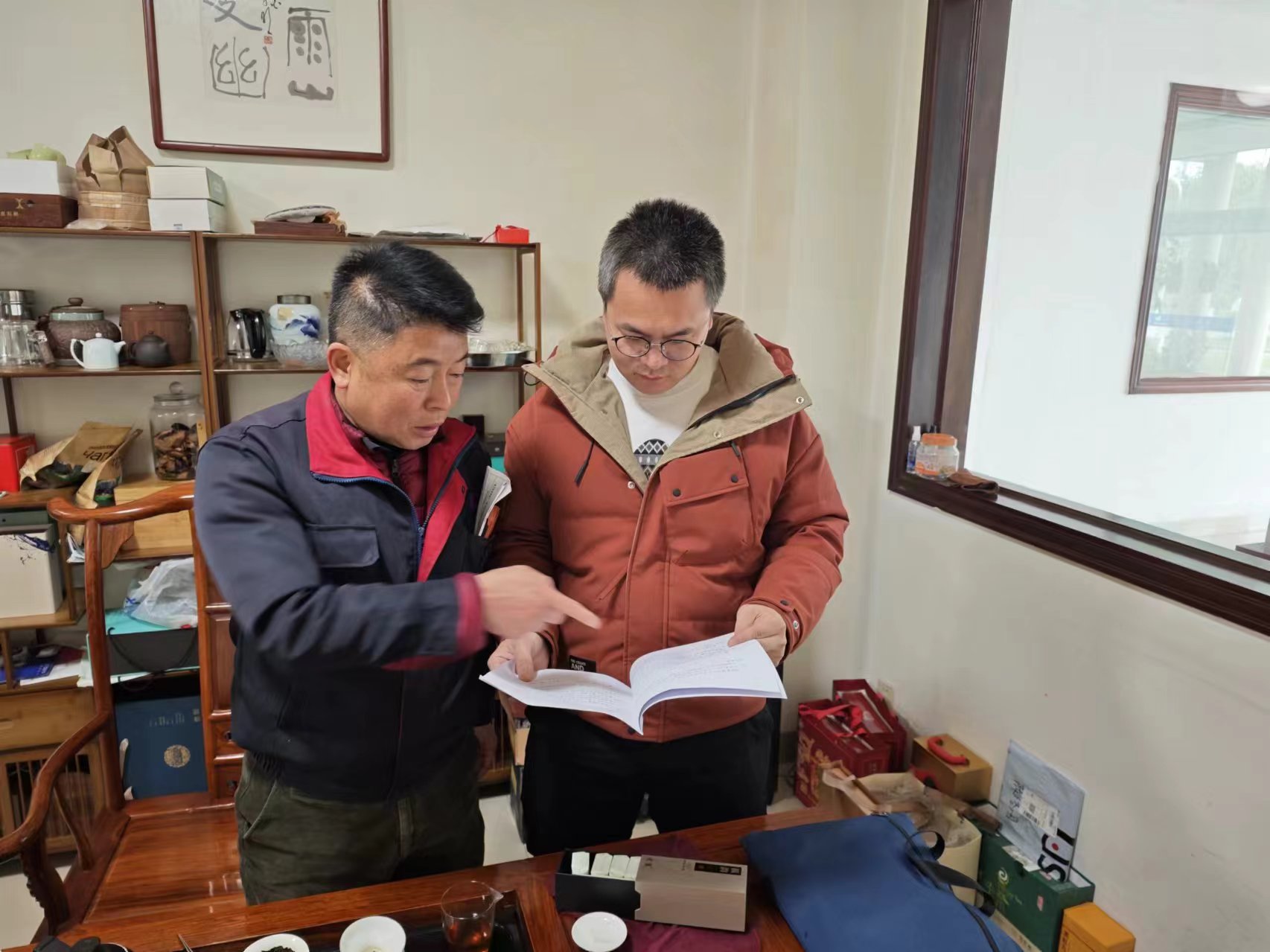 图为2024年2月26日清远市生态环境局清新分局到清新区太平镇纺织品及印染企业开展“双打”有关法律法规宣传工作.jpg
