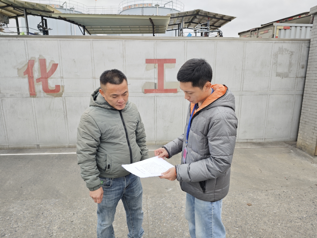 图为2024年2月27日清远市生态环境局清新分局到清新区山塘镇化工企业开展“双打”有关法律法规宣传工作.jpg
