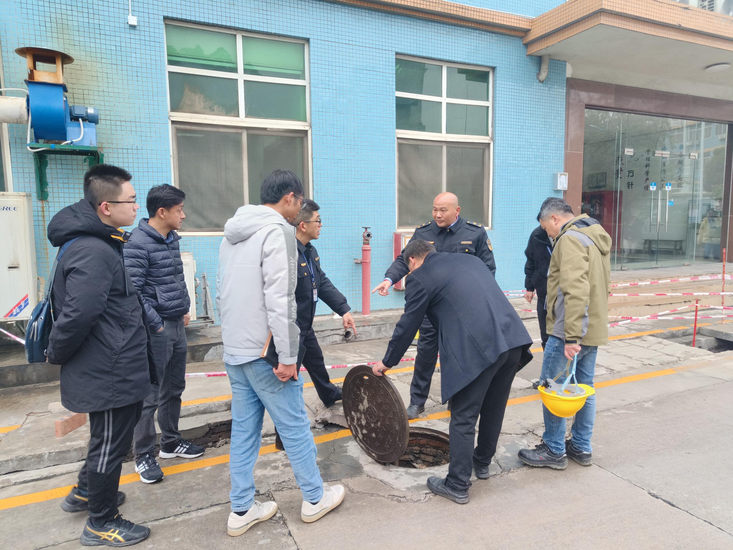 图为清远市生态环境局清新分局领导班子成员带队指导企业排查雨污水管网.jpg