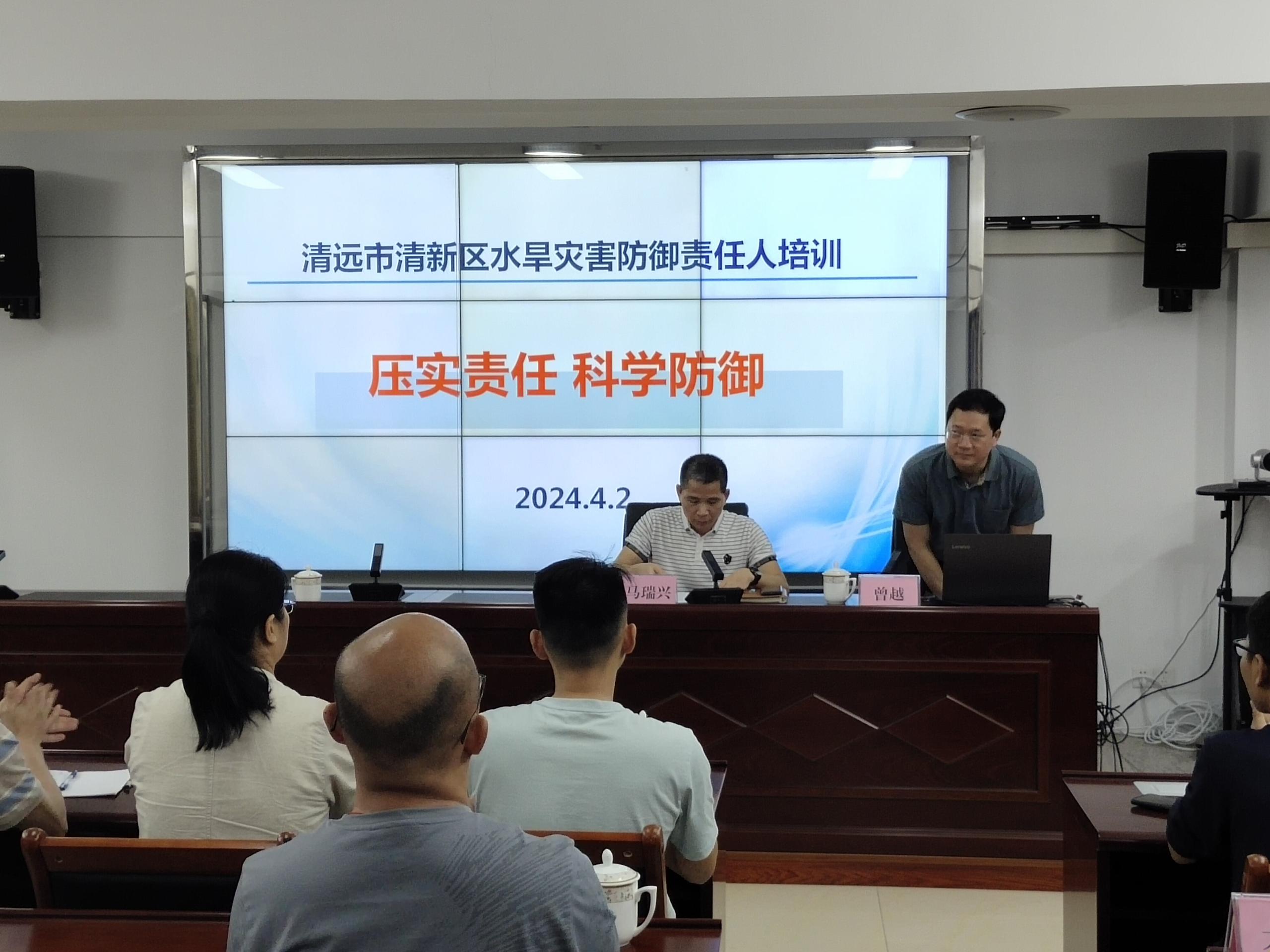 图为曾教授准备授课.jpg