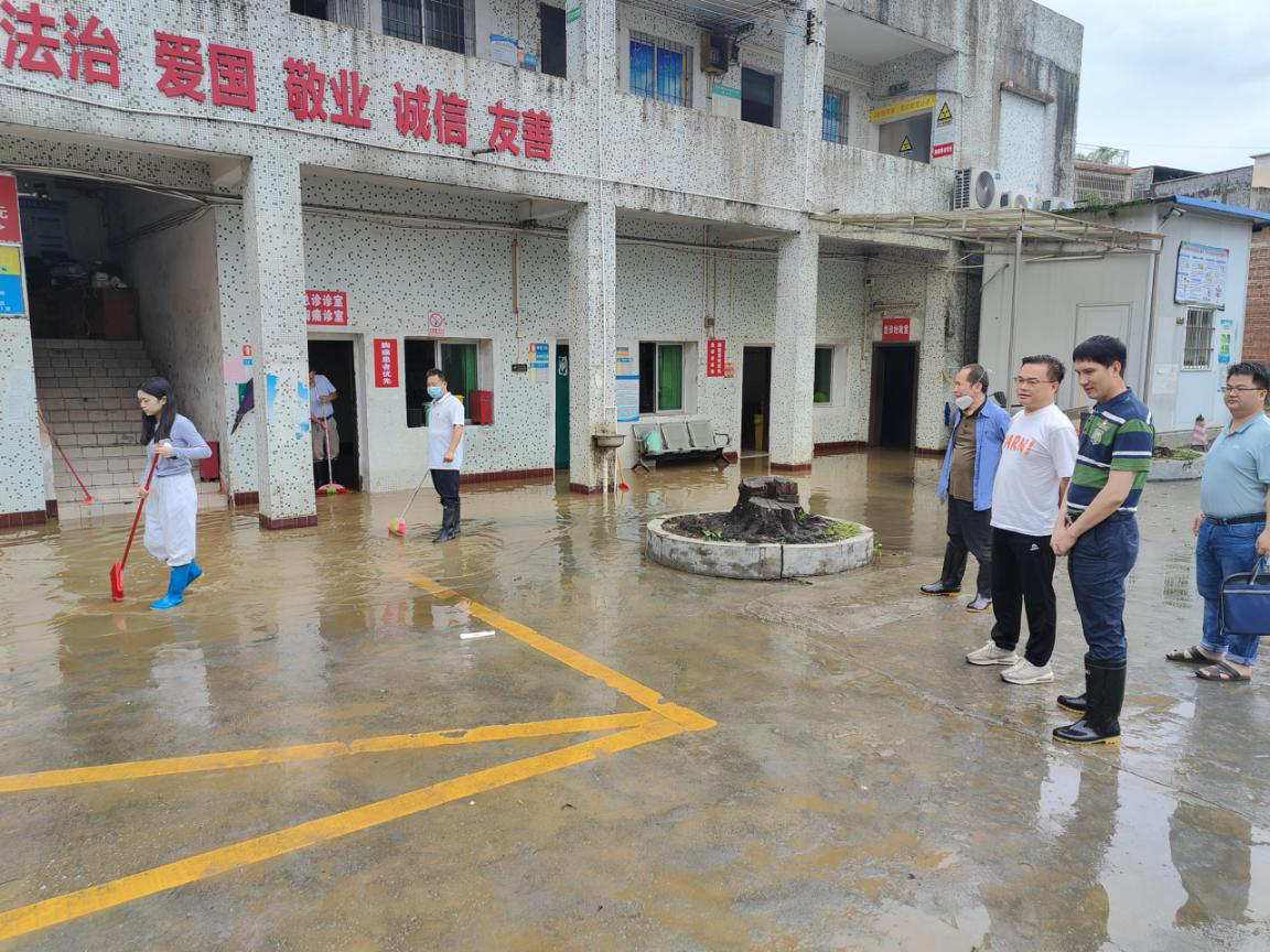 2024-24-01（2024年4月19日，清远市清新区卫生健康局党组书记、局长张秋明率队赴禾云镇沙河卫生院开展汛期、“五一”节前安全生产和消防安全督导检查工作。图为张秋明（右三）在指导防汛应急处置工作。摄影：阮志健）.png