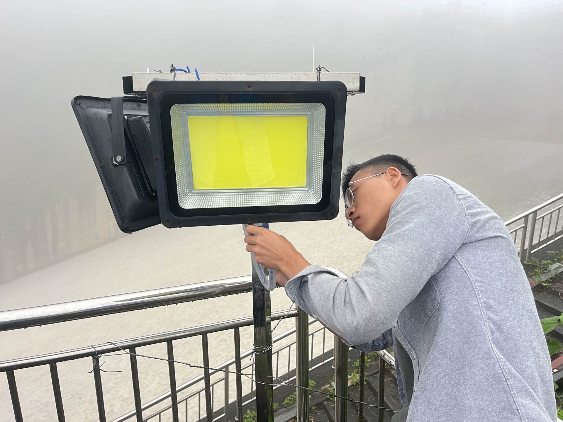 工作人员在抢修防汛灯.jpg
