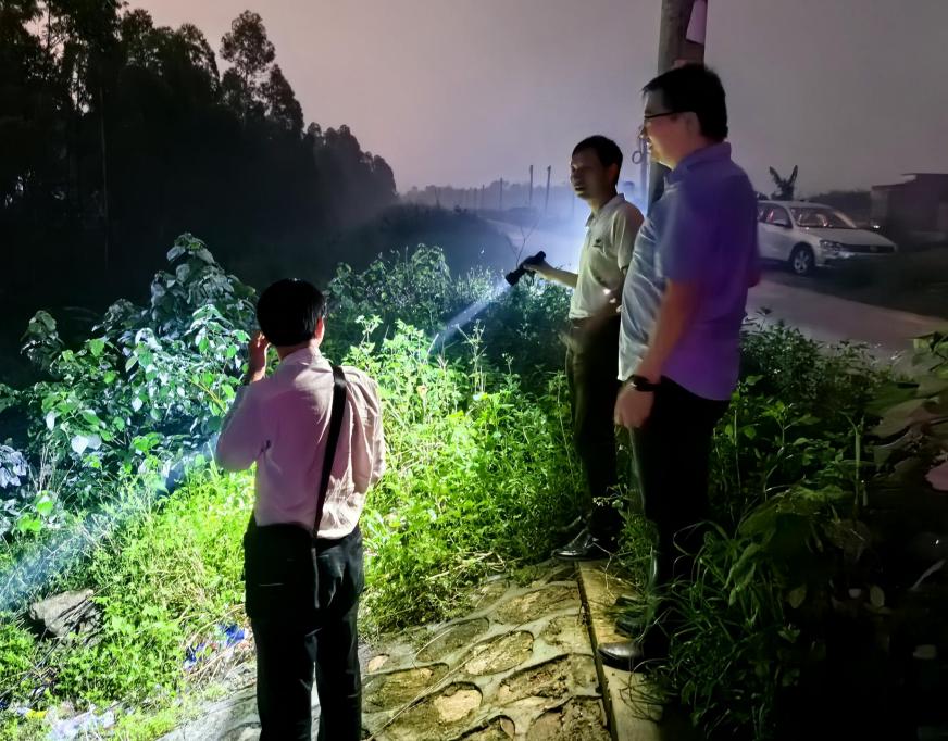 总工程师刘东华巡查飞水围.jpg