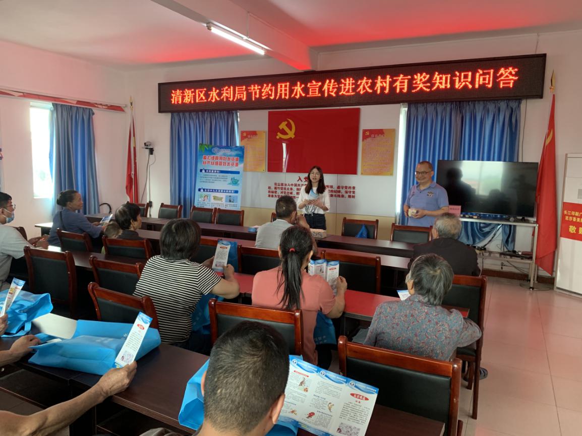 图为宣传人员在进行有奖问答.jpg