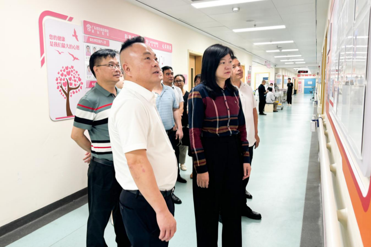 2024-45-02（2024年6月19日，清远市卫生健康局党组书记、局长李炜一行在清新区开展卫生健康高质量发展调研工作,清新区卫生健康局党组书记、局长张秋明全程陪同调研。图为在省妇幼清远院区调研。摄影：黎小虹）.png