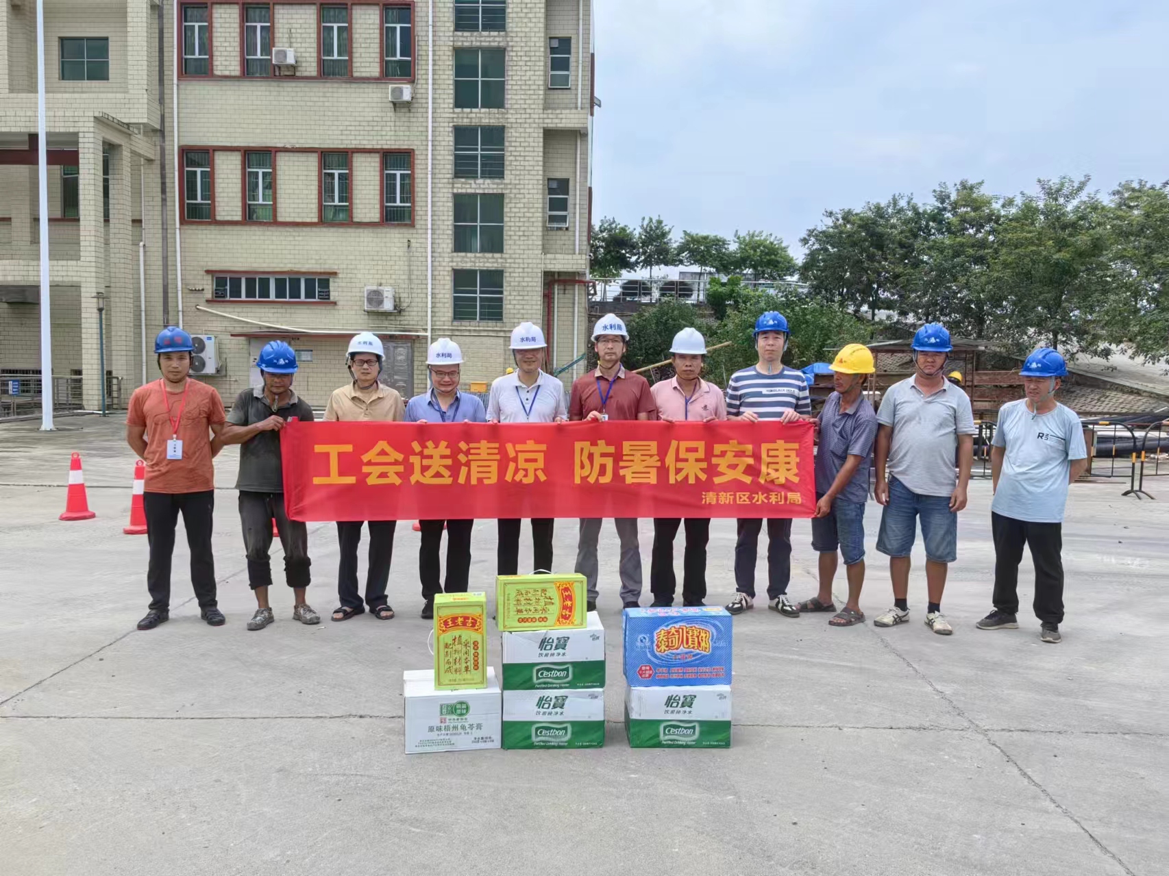 图为清新区水利局到清西运河闸重建工程工地慰问一线施工人员.jpg