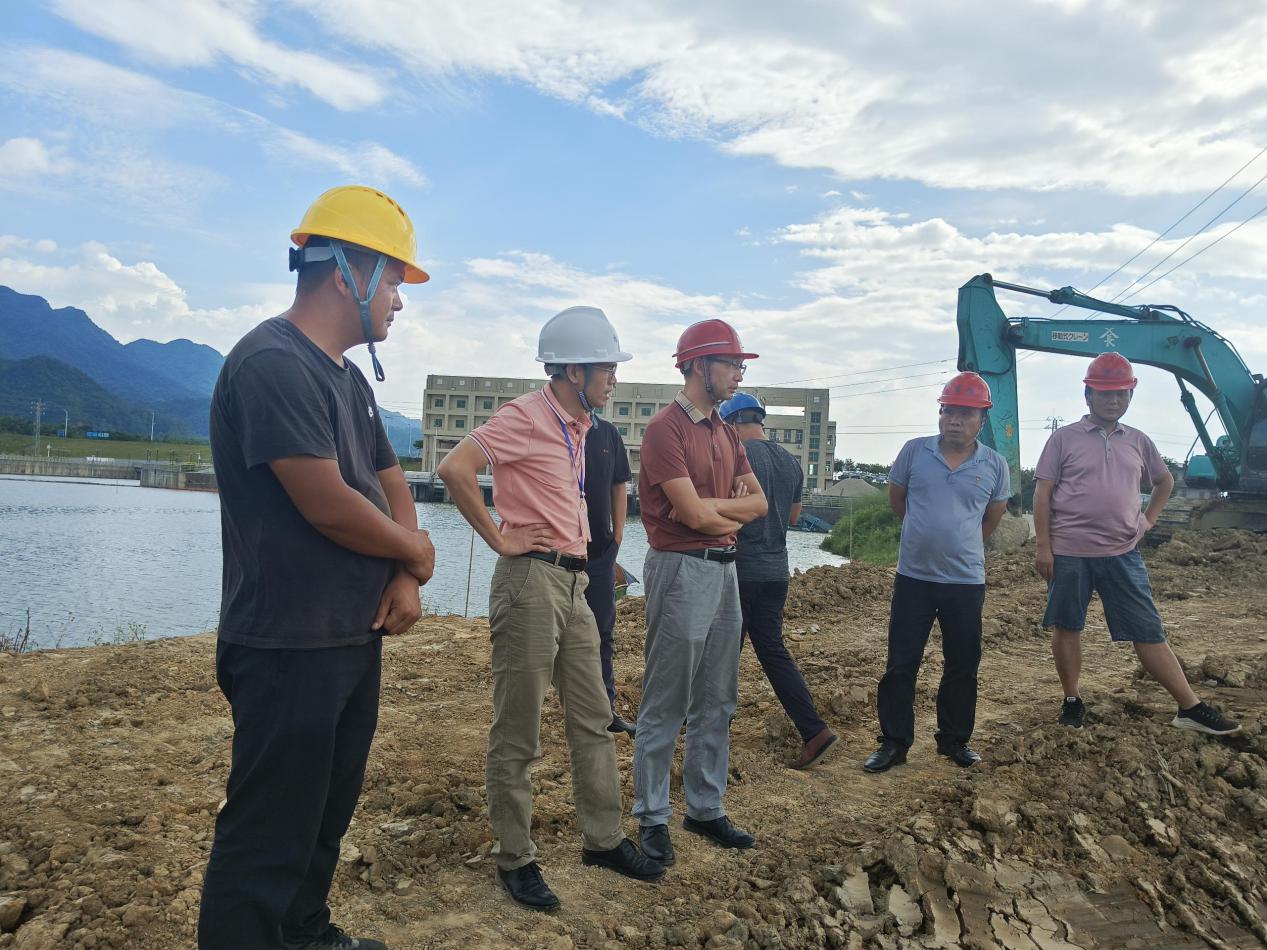图为检查组一行在清西运河水闸重建工程施工现场进行安全生产检查.jpg