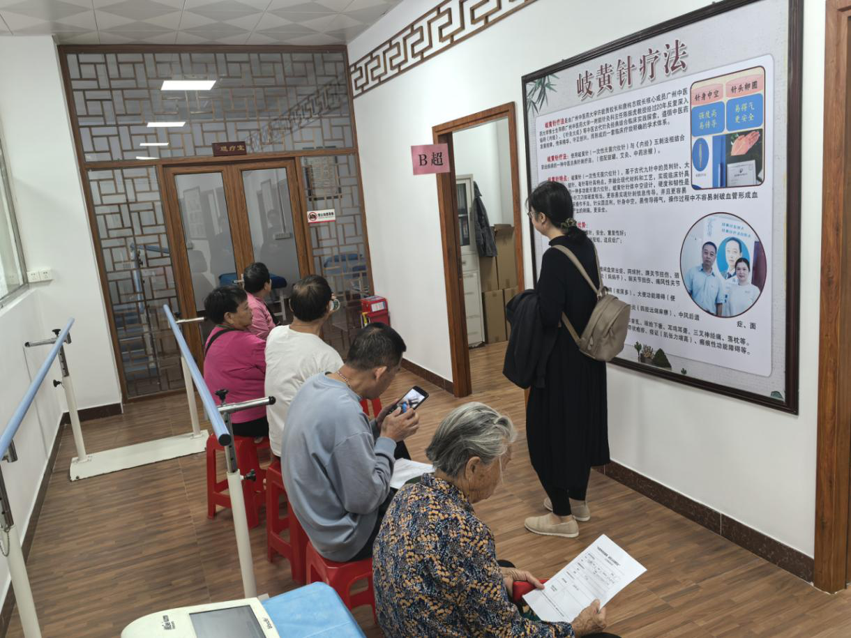 2024-71-02（2024年10月26日，广州医科大学附属清远医院（清远市人民医院）副院长曾健文教授带领泌尿外科专家团队走进太和镇卫生院，开展“共建帮扶促健康，基层义诊惠民生”义诊活动。图为活动现场。摄影：黄伟萍）.png