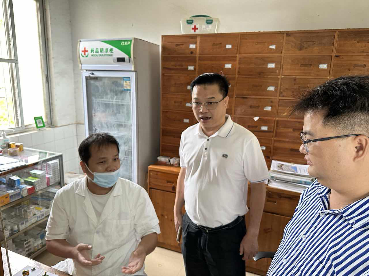 2024-73-01（2024年11月15日，清新区卫生健康局党组书记、局长张秋明带领局机关党员干部前往太平镇楼星村委会，积极开展“四个万家”普遍直接联系群众活动。图为张秋明同志到楼星村卫生站进行走访联系。摄影：黄冠）.png