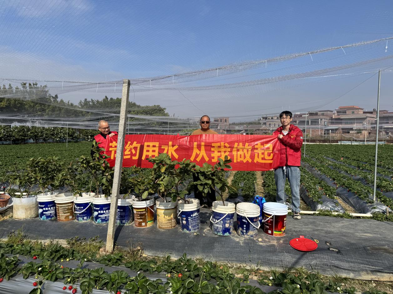 图为工作人员分组在田间地头宣传.jpg