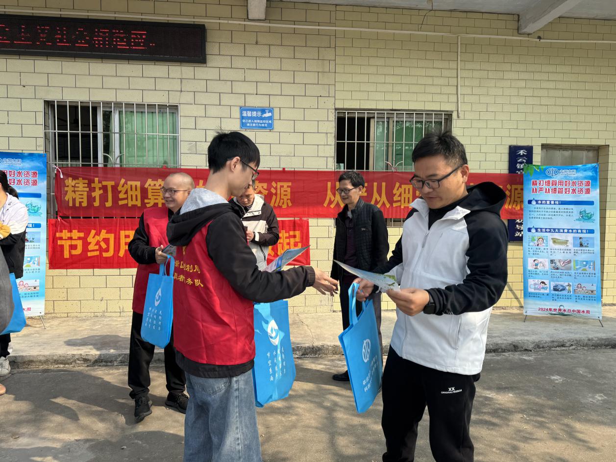图为工作人员派宣传资料和小礼品.jpg