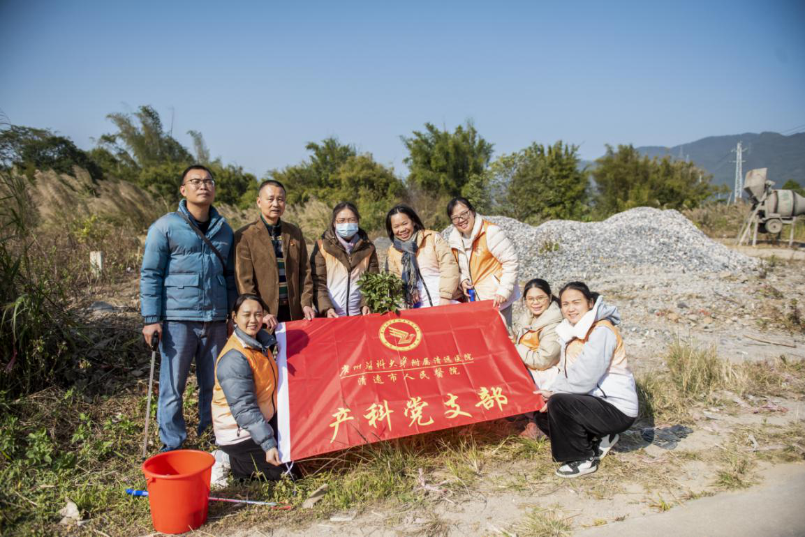 2024-78-02（2024年12月19 日，区卫生健康局机关党支部与市人民医院产科党支部组织党员志愿者到太平镇楼星村委会，积极开展“温暖冬日 送健康 美乡村”联合主题党日。摄影：庾建平）.png