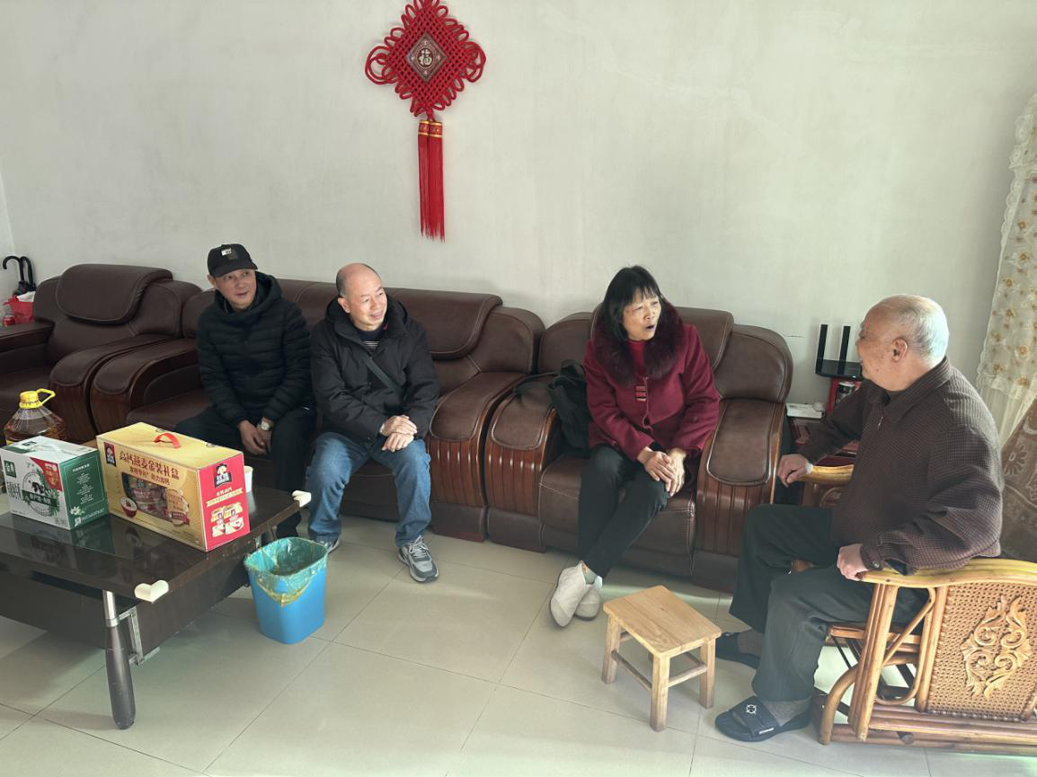2025-01-01（2025年1月10日，清新区卫生健康局退休干部党支部书记陈洁凤带领支部党员，开展春节慰问退休党员主题党日活动。摄影：黄冠）.png