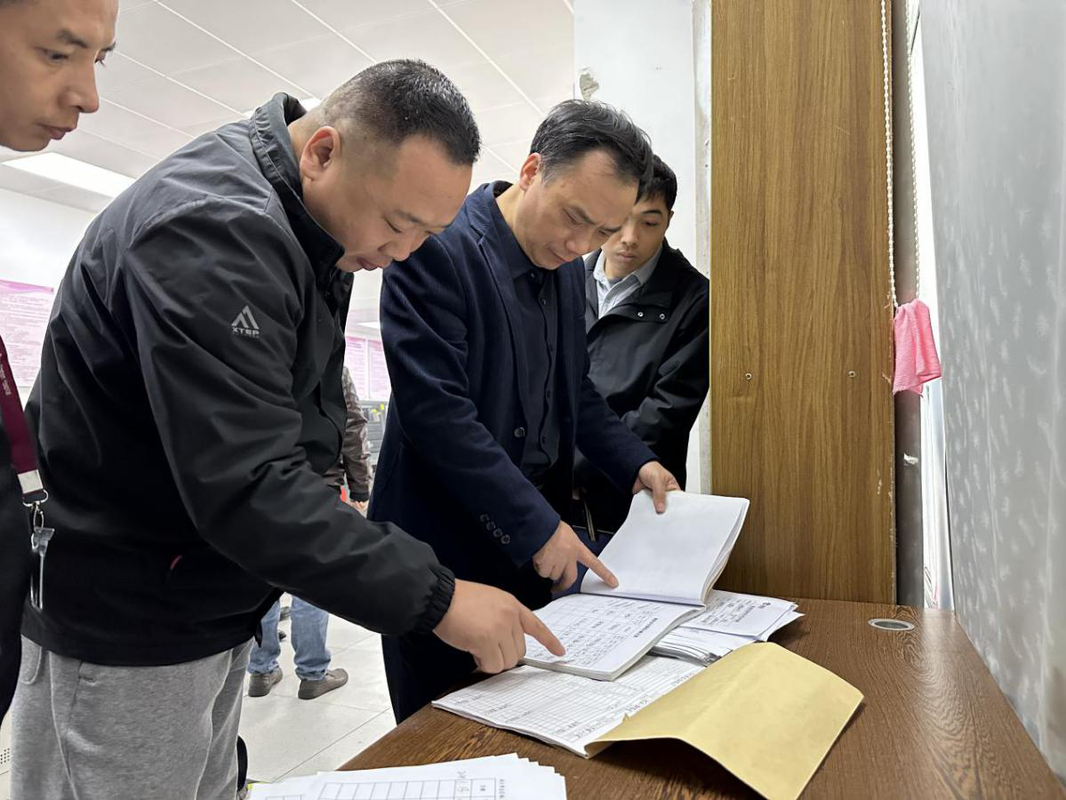 2025-02-02（2025年1月15日，清新区委常委、统战部部长、副区长、区政协党组副书记邹早银带队到省妇幼清远院区开展节前安全生产大检查。图为邹早银一行在监控中心仔细查阅登记台账。摄影：杨金峰）.png