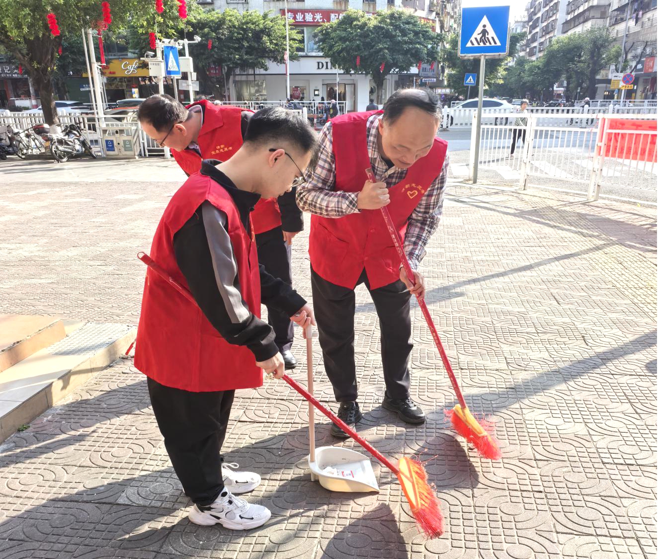 图为清新区水利局工作人员对辖区主要街道进行清洁行动照片.jpg