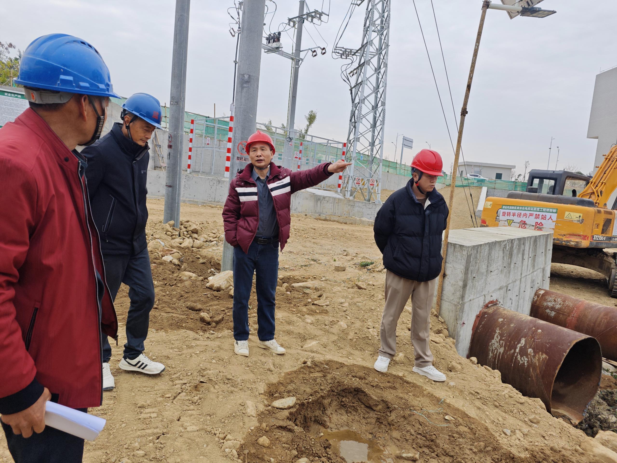 与施工单位对厂区施工细节进行协商.jpg