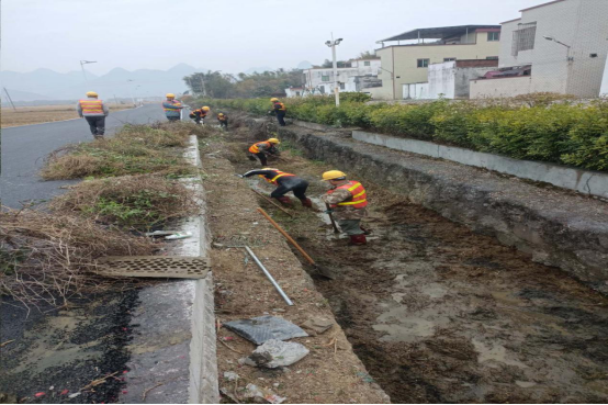 图为石潭镇对道路边灌溉渠进行清淤.jpg