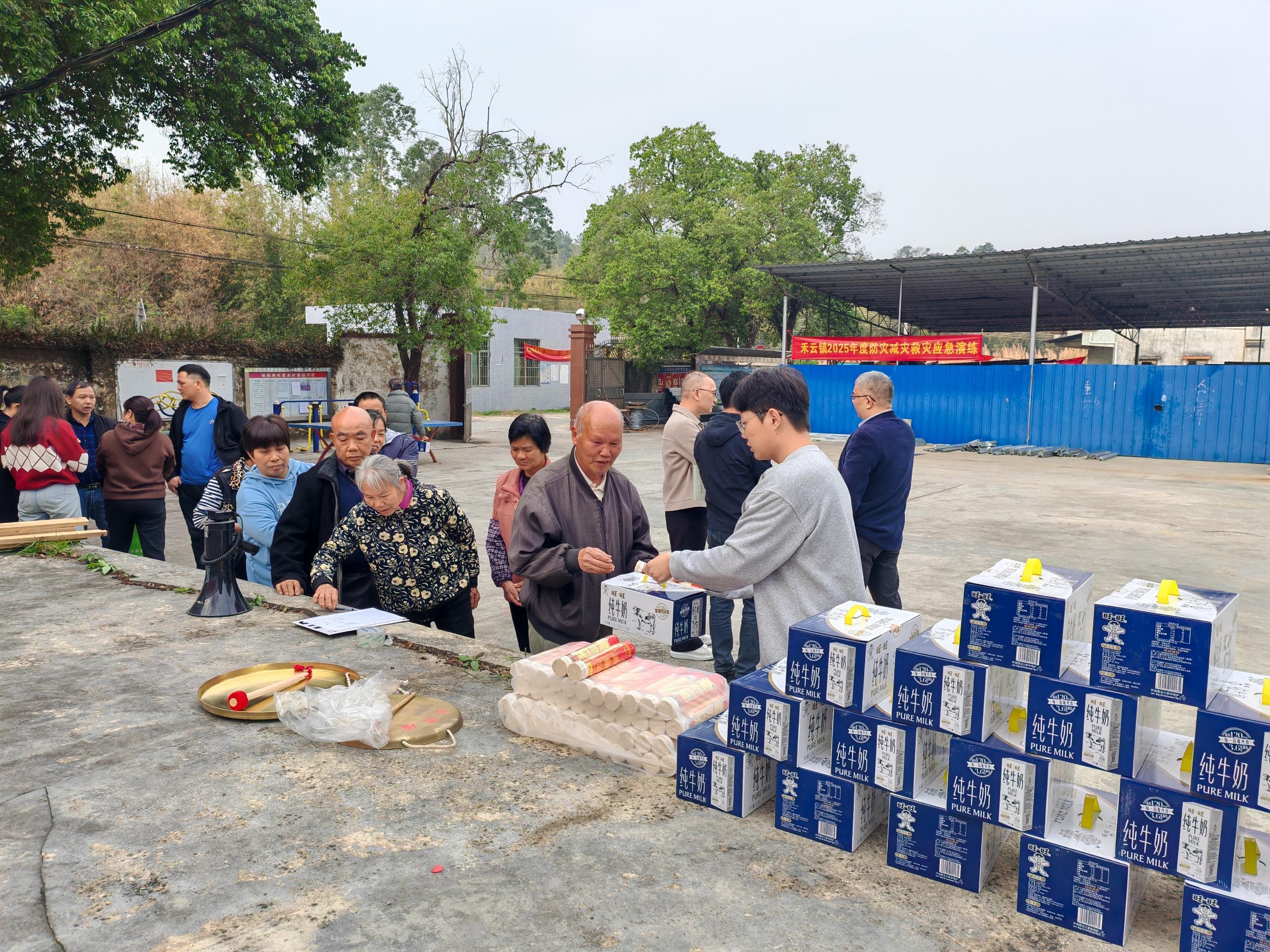 后勤保障人员在派发后勤物资演练.jpg