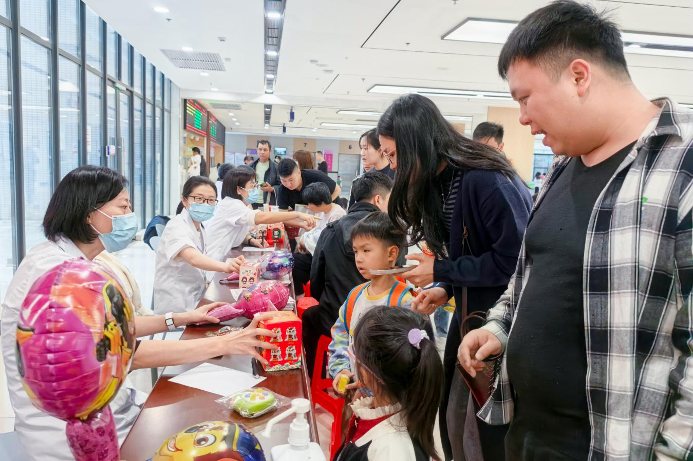 2025-16-02（2025年3月15日，省妇幼保健院清远院区联合省妇幼保健院多学科力量，举办了以“改善我们的支持系统”为主题的唐氏综合征日义诊活动。摄影：陈漫梨）.png