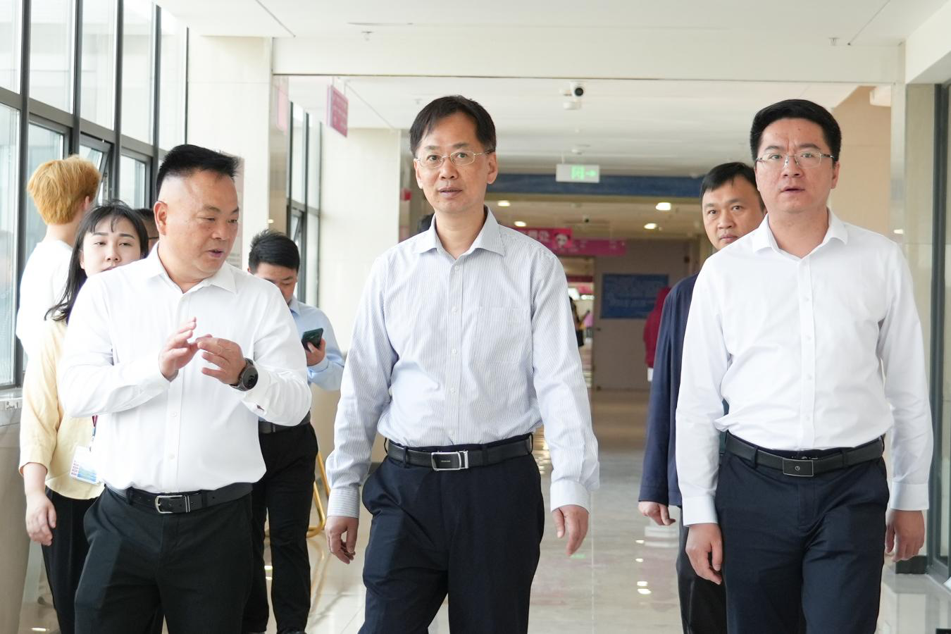 2025-20-01（2025年3月26日，清远市委副秘书长何诚威、干部保健中心主任林英杰、办公室四级主任科员吕志钢一行在省妇幼保健院清远院区，深入了解“百千万工程”建设情况。摄影：杨金峰）.png
