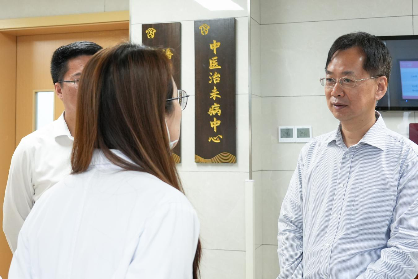 2025-20-02（2025年3月26日，清远市委副秘书长何诚威、干部保健中心主任林英杰、办公室四级主任科员吕志钢一行在省妇幼保健院清远院区，深入了解“百千万工程”建设情况。摄影：杨金峰）.png