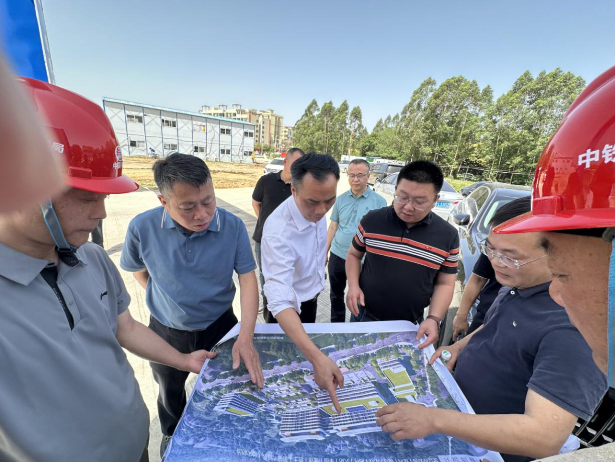 2025-23-01（2025年4月15日，清新区人大常委会副主任朱明率检查组到三坑镇卫生院、太平镇卫生院和区疾病预防控制中心新址，开展百千万工程之基层医疗卫生服务能力建设情况“回头看”检查。清新区委常委、副区长邹早银陪同参加。图为检查组在太平镇卫生院开展检查。摄影：刘丽君）.png