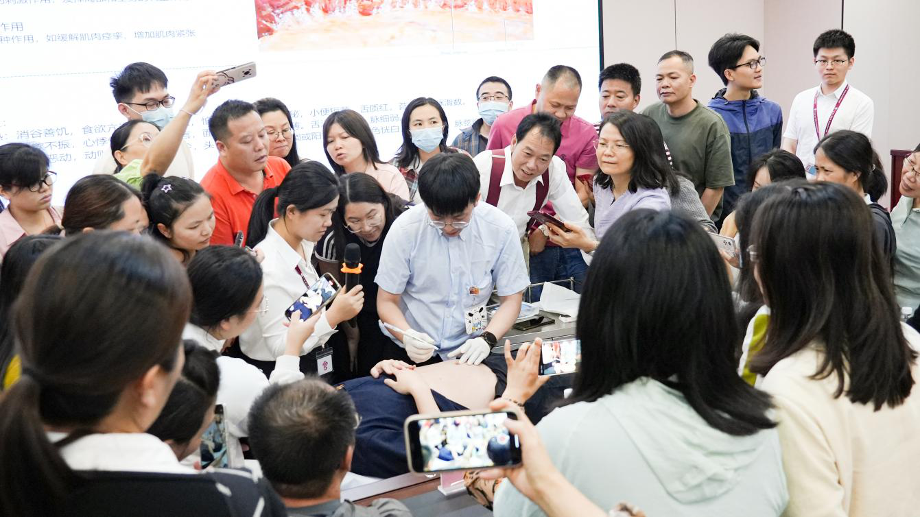 2025-25-02（2025年4月28日，省妇幼保健院清远院区举办妇幼与中医专科联盟学术会议暨清新区中医适宜技术培训班。图为演示穴位埋线临床应用。摄影：黎小虹）.png