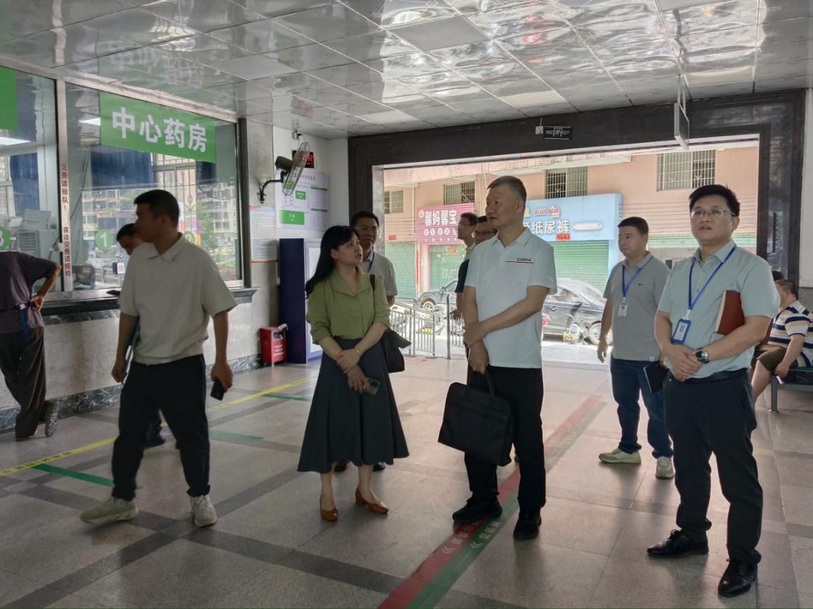 2025-27-02（2025年5月14日，清远市卫生健康局副局长罗家泉率调研组一行4人，赴清新区石潭镇卫生院、浸潭镇卫生院、浸潭镇桃源卫生院开展“百千万工程”基层医疗布局及医共体建设专题调研。图为在石潭镇卫生院开展调研。摄影：张文杰）.png