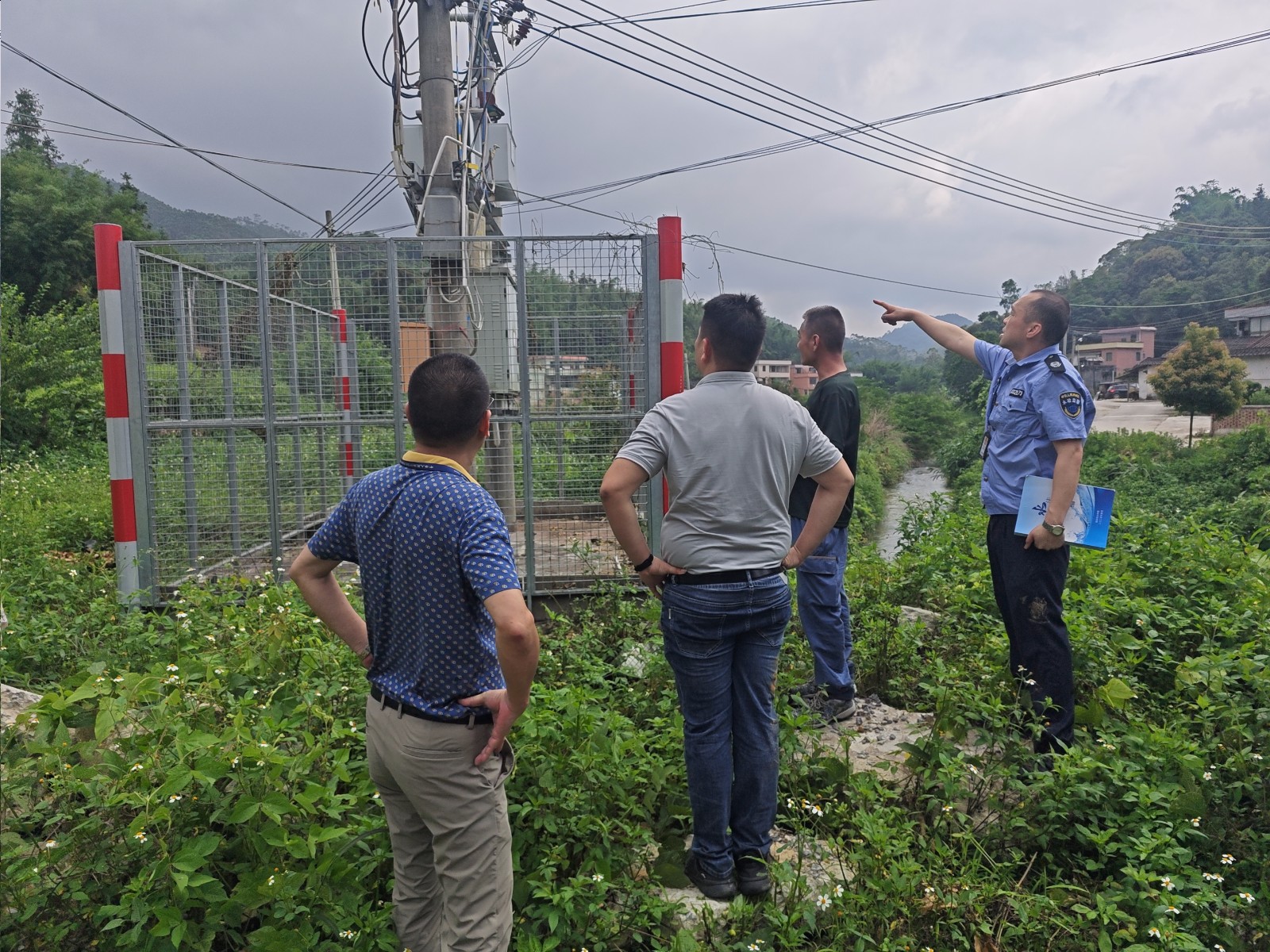 图为工作人员在排查用电安全情况.jpg