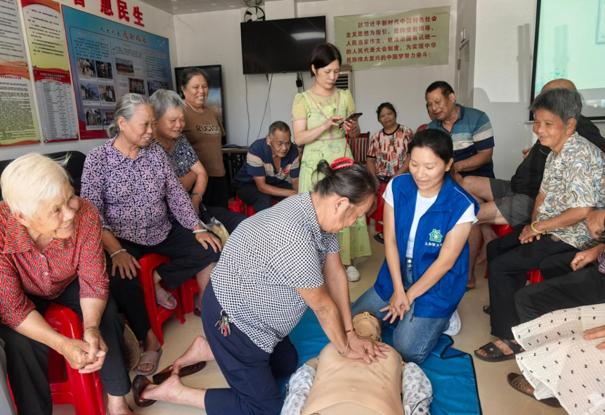 2025-47-02（2025年8月25日，太和镇卫生院在太和镇万寿村委会，开展了一场家庭常见急救知识讲座。摄影：刘炜迎）.png