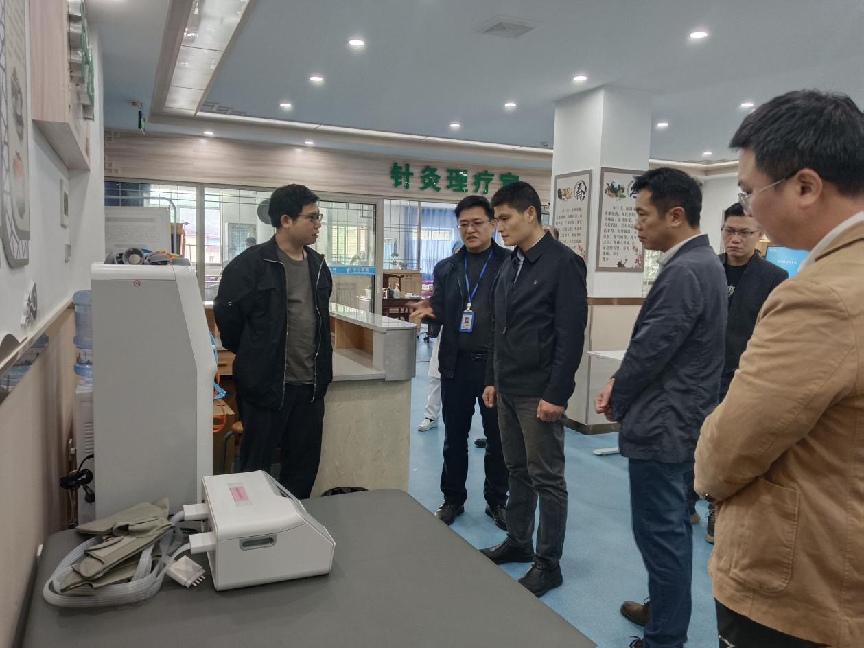 2026-01-01（2025年12月31日，清远市清新区副区长、海珠驻清新对口帮扶协作工作队队长曹辉一行莅临浸潭镇卫生院，专题调研海珠区对口帮扶医疗设备投入使用及帮扶工作成效。摄影：胡伟钊）.png