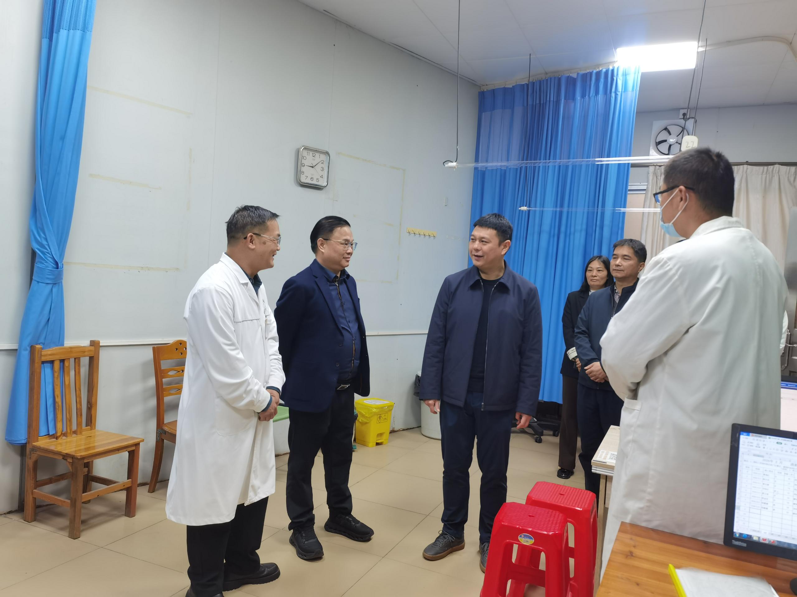 2026年2月4日，清远市清新区区委常委、组织部部长、党校校长万小阳一行赴清新区太平镇卫生院开展“情暖劳动者 喜粤过大年”走访慰问活动。图为万小阳一行在中医门诊慰问值班医护人员.jpg