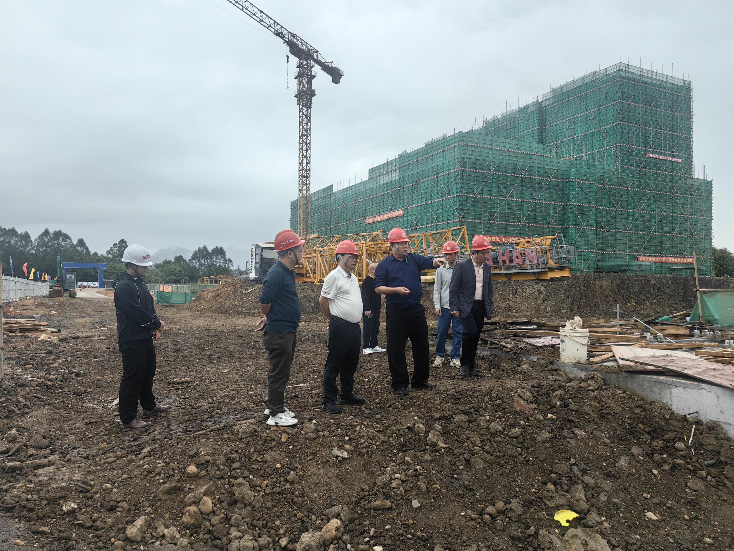 张秋明局长到新建太平医院3号周转楼视察建设情况.jpg