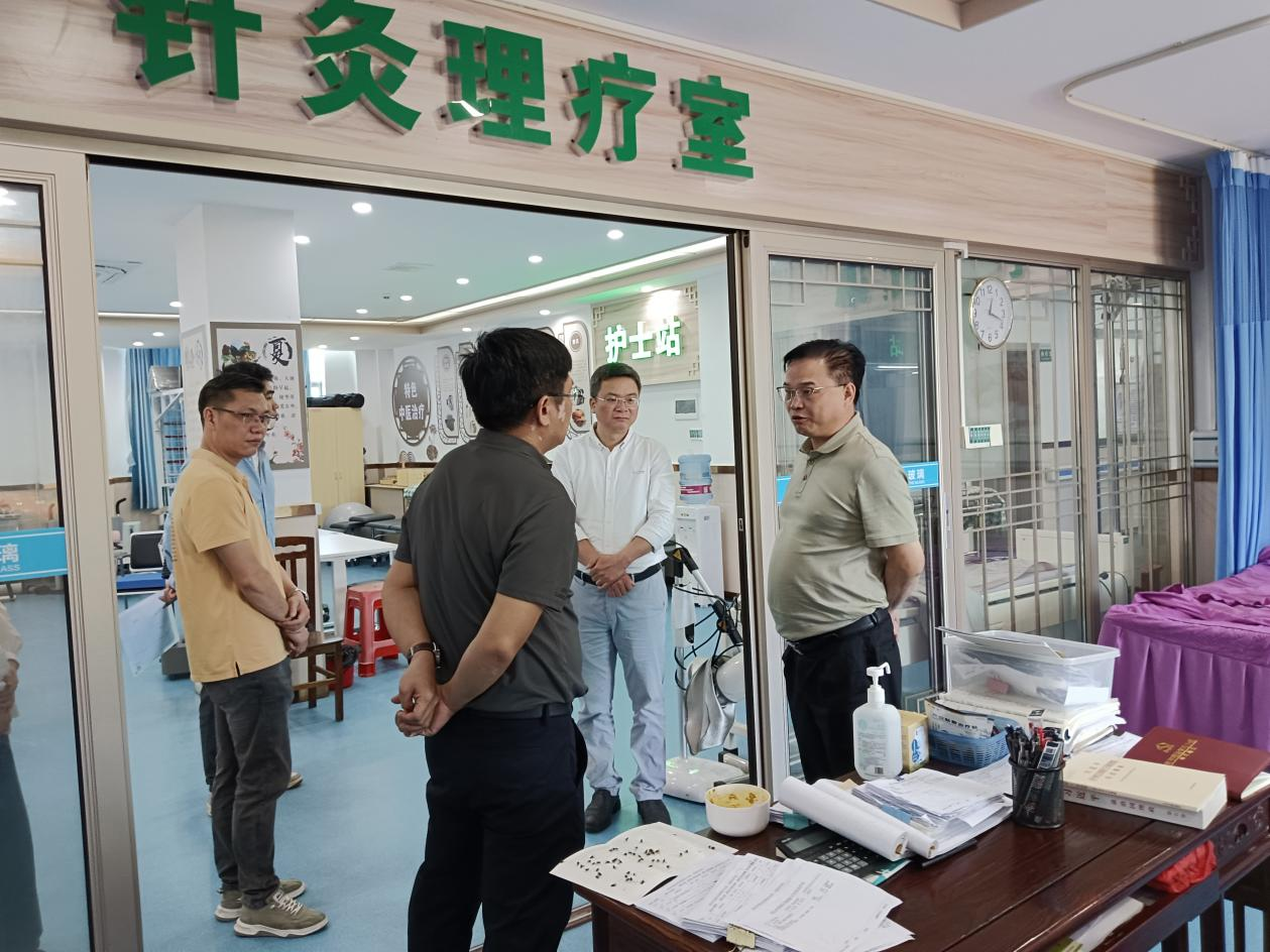 2026-10-02）2026年4月1日，清新区卫生健康局党组书记、局长张秋明（右一）赴浸潭镇卫生院开展清明节前安全生产和消防安全督导检查。（摄影：冯丽君）.png