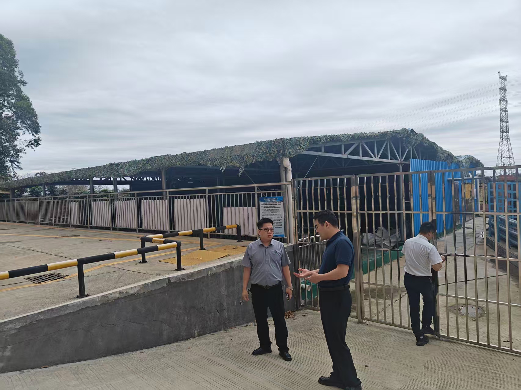 4月29日下午,市生态环境局清新分局主要负责同志带队到电镀企业开展节前环境安全隐患排查帮扶指导现场照片.jpg