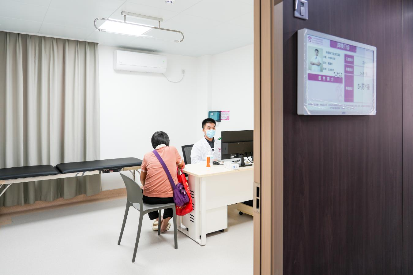 2026-16-02）2026年6月10日，广东省妇幼保健院清远院区滨江路门诊部正式试业。图为患者正在清远院区滨江路门诊部里向医生咨询。（摄影：黎小虹）.png